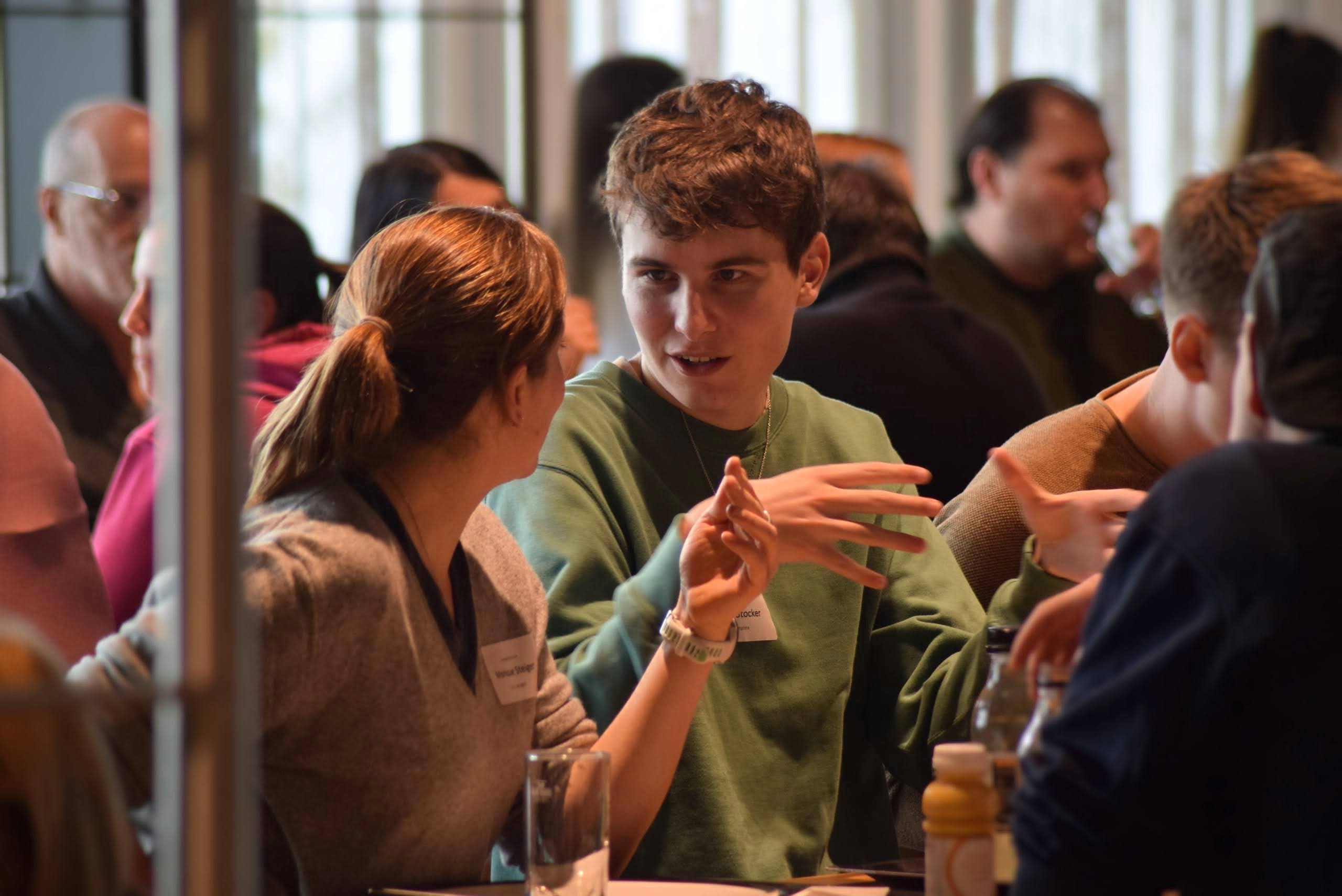 Austausch während des Mittagessens Cenplex-Veranstaltung